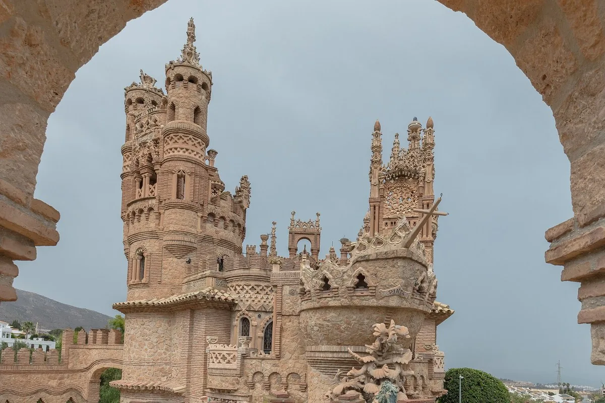 The monument framed through one of its arches