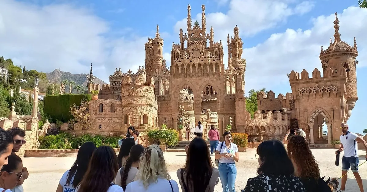 Benalmádena: Colomares Castle Tour with Entry Ticket